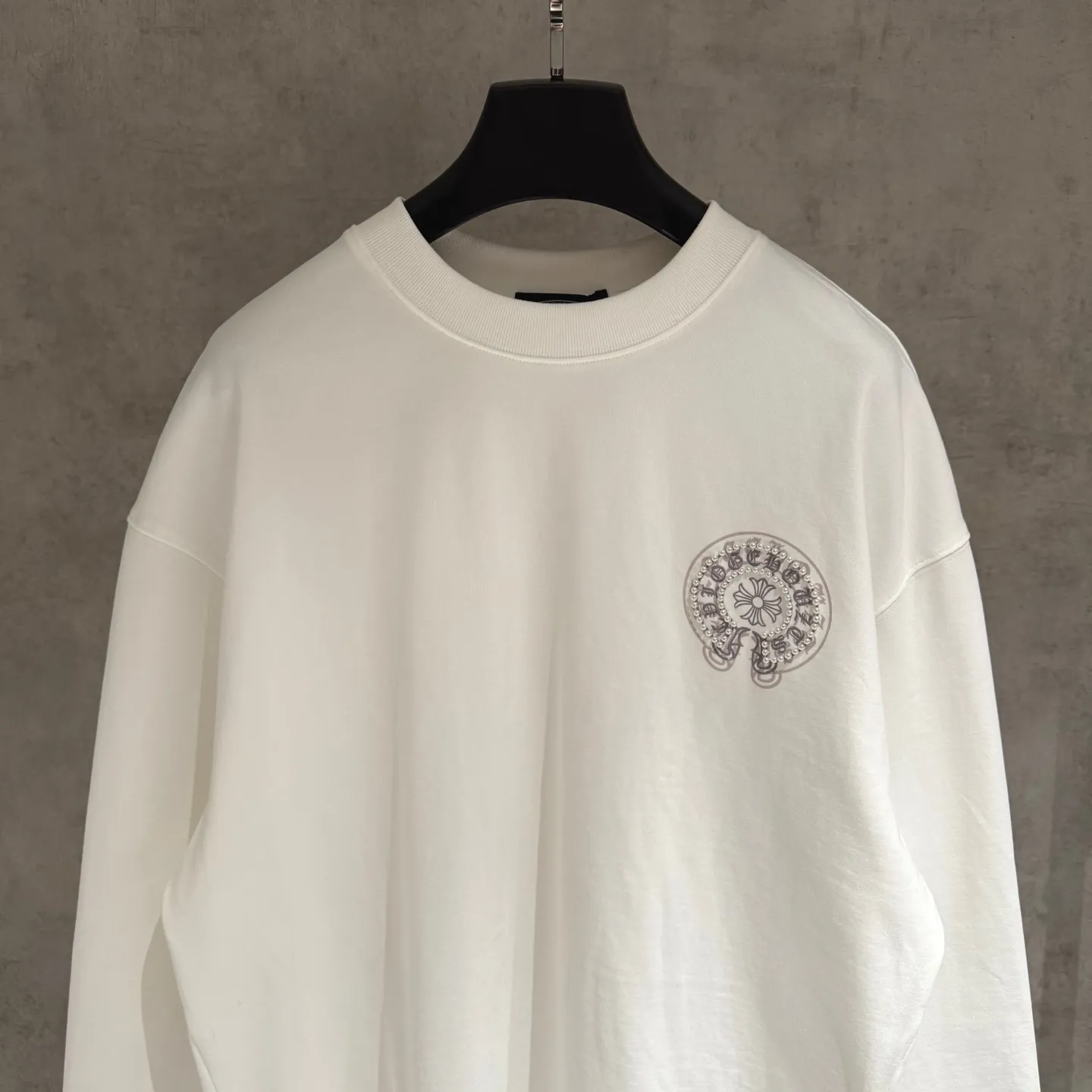 🅿️350 [Strict quality control] CH Croixin's new long-sleeved sweatshirt T-shirt. Heavy 420g double yarn fabric. Three-dimensional printing on the back panel ➕ bubble beads on the front and back. The whole garment is washed twice. The four sides are frayed and torn. Heavy fabric. The neckline is made of icy Solona. Loose fit. Deep, wide and stylish. No deformation or shrinkage. Color: 3 colors, black, white and gray. Size: M-2xl